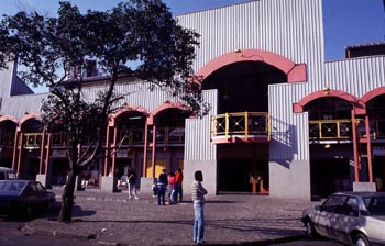 Entrada lateral del mercado municipal de Curitiba.