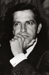 Adolfo Suárez, pensatiu.