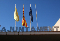 Ajuntament. Façana amb banderes.