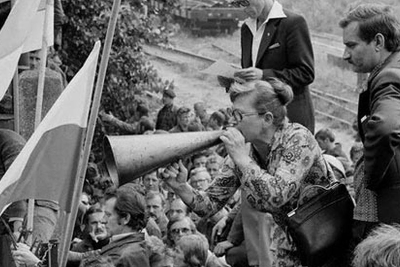 Walentynowicz, con el megáfono. Lech Walesa, detrás. Walentynowicz, con el megáfono. Lech Walesa, detrás.