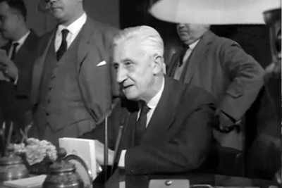 El President argentí Arturo Umberto Illia assegut, parlant en públic.