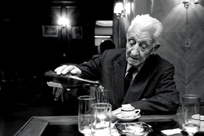 Arturo Umberto Illia servíndose un vaso.