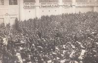 Asamblea del soviet de Petrogrado. De User Kristallstadt on en.wikipedia - http://increvablesanarchistes.org/album_photo/phot1914_20/1917revolut_russ.htm, Dominio público, https://commons.wikimedia.org/w/index.php?curid=962701