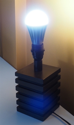 El model Iwop de bombeta SOP a la qual Benito Muros estima una durada d'entre 80 i 100 anys i que amb 3,5 watts il·luminaria com una bombeta incandescent de 80 a 100 watts. Foto: David Álvarez-Planas. El model Iwop de bombeta SOP a la qual Benito Muros estima una durada d'entre 80 i 100 anys i que amb 3,5 watts il·luminaria com una bombeta incandescent de 80 a 100 watts. Foto: David Álvarez-Planas.