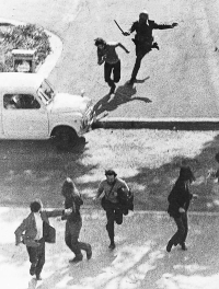 Càrrega d'un policia gris en una manifestació.