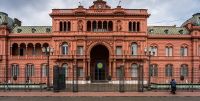 Casa de Goberno da Arxentina fronte á Praza de Maio. Foto: GameOfLight, Wikipedia.