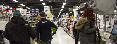 Clients d'un supermercat danès paguen les seves compres amb tarja, mitjançant unes màquines./Bloomberg./Freya Ingrid Morales. Clients d'un supermercat danès paguen les seves compres amb tarja, mitjançant unes màquines./Bloomberg./Freya Ingrid Morales.