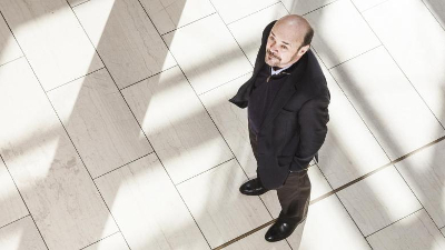 L’analista Martin Armstrong si lancia a fare dichiarazioni precise sulla caduta delle borse basandosi su modelli informatici. Foto: Steffen Roth. L’analista Martin Armstrong si lancia a fare dichiarazioni precise sulla caduta delle borse basandosi su modelli informatici. Foto: Steffen Roth.