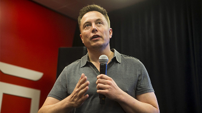 El director executiu de Tesla Elon Musk parla de les noves característiques del pilot automàtic durant un esdeveniment de Tesla a Palo Alto, Califòrnia, el 14 d'octubre del 2015. Foto: Beck Diefenbach./Reuters.