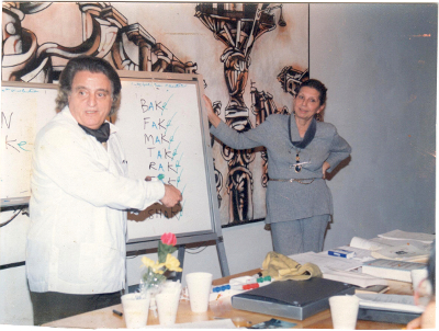 Els Doctors Meulemans i Elías impartint classe d'Endolingüística. Foto del curs «Endolingüística, Metafísica Universal del Lenguaje» a la Casa del Lago, històric Castell de Chapultepec de Ciudad de México, gentilesa de la Doctora Christiane S. Meulemans, del Doctor Josep Elías i de la Fundació Doctor Josef Meulemans y RIAL. Els Doctors Meulemans i Elías impartint classe d'Endolingüística. Foto del curs «Endolingüística, Metafísica Universal del Lenguaje» a la Casa del Lago, històric Castell de Chapultepec de Ciudad de México, gentilesa de la Doctora Christiane S. Meulemans, del Doctor Josep Elías i de la Fundació Doctor Josef Meulemans y RIAL.