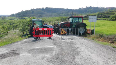 Tractores y vallas cortando la carretera entre Granyena de les Garrigues y El Cogul.