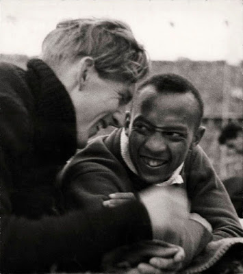 Dos mamíferos conversando animadamente. Foto: Bundesarchiv 183-G00627.