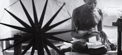 Mahatma Gandhi leyendo al lado de su máquina de tejer. Mahatma Gandhi leyendo al lado de su máquina de tejer.