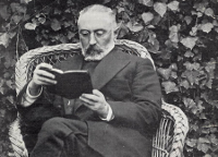 Miguel de Unamuno, assegut llegint.