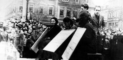 Dones jueves a Linz, Àustria, s'exhibeixen en públic durant el pogrom antijueu conegut com Kristallnacht, el novembre de 1938. Pròpies. Dones jueves a Linz, Àustria, s'exhibeixen en públic durant el pogrom antijueu conegut com Kristallnacht, el novembre de 1938. Pròpies.