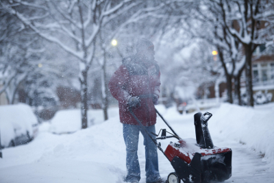 Neu gruixuda vista en una vorera a Detroit, Michigan, després del rècord de congelació del 6 de gener de 2014. Un patró de clima de «vòrtex polar» està duent un clima més fred que també ha afectat la producció d'automòbils. Foto: Foto per Joshua Lott/Getty Images.