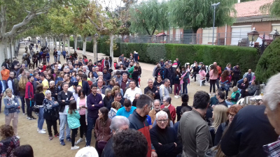 Persones esperant per votar al Centre Cívic Joan Puig i Elías de Sallent, Barcelona. Foto: Diego Sànchez.