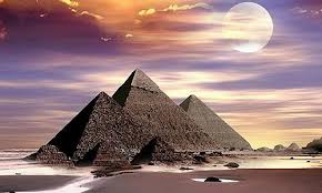 Piramidoj de Egiptio sub la suno.