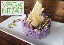 Foto: Risotto di cavolo verza violaceo con pistacchi e croccante di formaggio vegetale. Fonte: Veganitza’t.