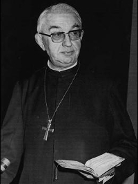 Vicent Enrique Tarancón con un libro en la mano.