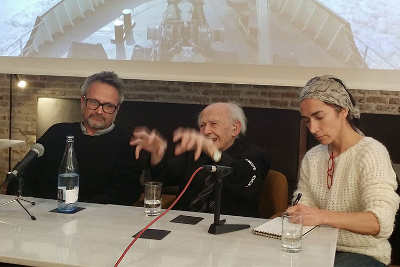 Bauman (en el centro) ha estado en Barcelona estos días para apoyar el documental «In the same boat» del director italiano Rudy Gnutti (a su derecha). El filme elabora la idea de «trabajar menos para que podamos trabajar todos». / Bart Grugeon Plana.